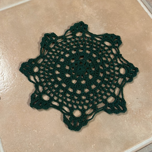 6 Vintage RED& GREEN CROCHET DOILIES - Picture 9 of 10